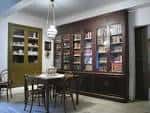 Biblioteca de la Casa Museo con estanterías de madera y mesa central