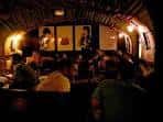 Vista general del interior del pub Modus Vivendi con clientes y ambiente animado