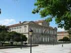 Vista lateral del Pazo Provincial de Pontevedra con árboles en primer plano