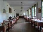 Amplio comedor o sala de eventos con mesas