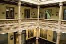 Patio interior del Liceo de Ourense con galerías de madera y balcones.