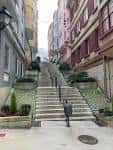 Escalinata de la calle Capitán Troncoso con edificios a los lados