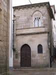 Fachada de piedra de un edificio anexo del Museo de las Peregrinaciones