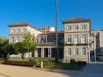 Fachada principal de la Subdelegación del Gobierno en Pontevedra desde la plaza