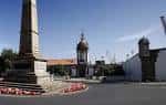 Entrada principal del Arsenal Militar de Ferrol con obelisco y plaza