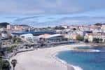 Vista panorámica de la playa de Riazor y la ciudad de A Coruña