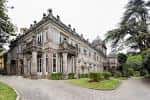 Elegante fachada lateral del Pazo de Lourizán con camino ajardinado