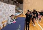 Evento de gimnasia rítmica con público en las gradas de un pabellón