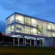 Edificio moderno del campus iluminado por la noche