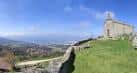 Amplia vista de la Ermida da Nosa Señora da Alba y el paisaje montañoso con la ría de Vigo a lo lejos