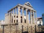 File:Templo de Diana en Mérida.jpg - Wikimedia Commons