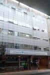 Fachada de un edificio contemporáneo con múltiples ventanas, apto para conferencias