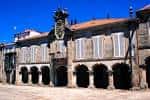Detalle de la fachada del Pazo de Mugartegui y sus balcones.