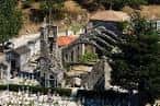 Panorámica de las ruinas de Santa Mariña de Dozo y el entorno del cementerio
