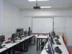 Aula de informática equipada con proyectores en el Centro Cívico