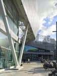 Fachada moderna de la estación Vialia Vigo con detalles arquitectónicos