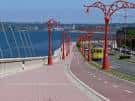 Paseo Marítimo de A Coruña con farolas rojas y el tranvía turístico