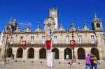 Ayuntamiento de Lugo en la Plaza Mayor con estandartes rojos
