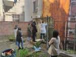 Espacio exterior urbano con personas, posible área de jardín