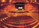 Vista panorámica del interior del auditorio con butacas rojas