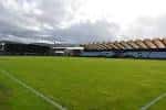 Vista general del campo de fútbol Municipal de Barreiro con las gradas y el cielo nublado