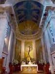 Altar mayor de la Concatedral de Santa María de Vigo con crucifijo y frescos