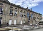 Fachada del Archivo del Reino de Galicia con escalinata y banderas