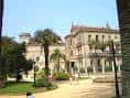 Palacio de la Diputación y palmeras en la Alameda de Pontevedra