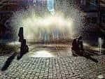 Iluminación nocturna de la Fuente de los Niños en la Glorieta de Compostela