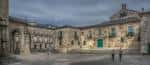 Perspectiva de la Praza de Santa María con edificios históricos y arco al atardecer