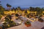 Vista aérea de los jardines y terrazas de Finca Montesqueiro iluminados para eventos nocturnos
