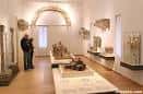 Sala de exposiciones del Museo de las Peregrinaciones con visitantes