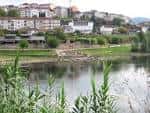 Vista panorámica de las Termas de A Chavasqueira desde la orilla del río