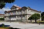 Pazo Provincial de Pontevedra en un día soleado, con árboles alrededor