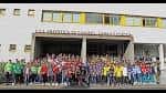 Grupo de personas posando frente a la entrada de la Escuela Técnica Superior de Ingeniería de Caminos