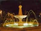 Fuente central iluminada en la Alameda de Ponte Caldelas