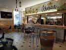 Interior del bar Árnica con la barra principal y zona de mesas
