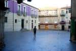 Vista general de la Plaza Méndez Núñez con la estatua de Valle-Inclán y edificios históricos