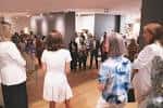 Asistentes en un evento cultural dentro de una galería