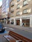 Edificio comercial en la calle Benito Corbal con la tienda Pull&Bear.
