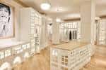 Interior espacioso y minimalista con expositores blancos