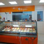 Mostrador de helados con múltiples sabores en la Heladería Xearte Brigitte