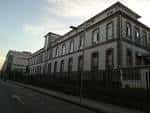Fachada lateral del Hospital Provincial de Pontevedra a lo largo de la calle Cobián Areal