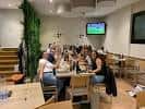 Interior de la cafetería con clientes y ambiente.