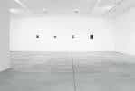 Amplio espacio interior de galería de arte con paredes blancas