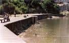 Zona del Paseo de Bouzas con bancos y vistas al agua
