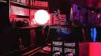 Área del club con iluminación ambiental y una esfera luminosa