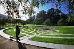 Anfiteatro de césped con persona paseando en el Parque de A Riouxa