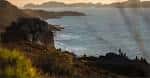 Paisaje costero rocoso al atardecer en las Islas Atlánticas