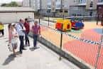 Zona de juegos exterior con equipamiento infantil